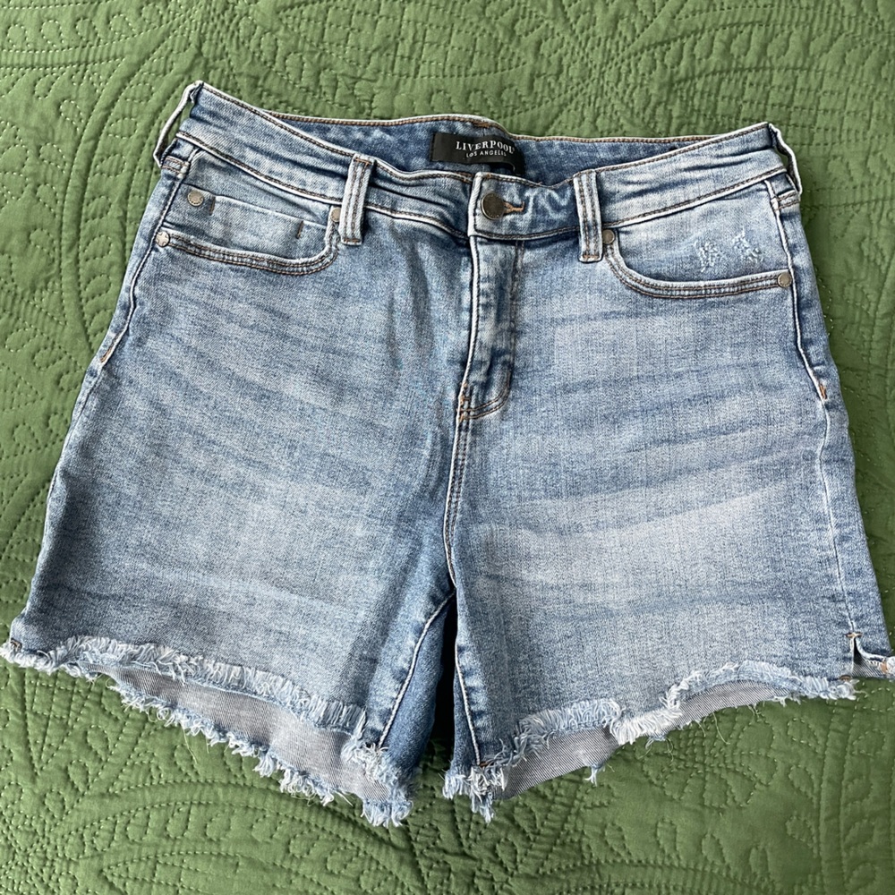 Liverpool Vickie Jean short. Size 30. Mid rise